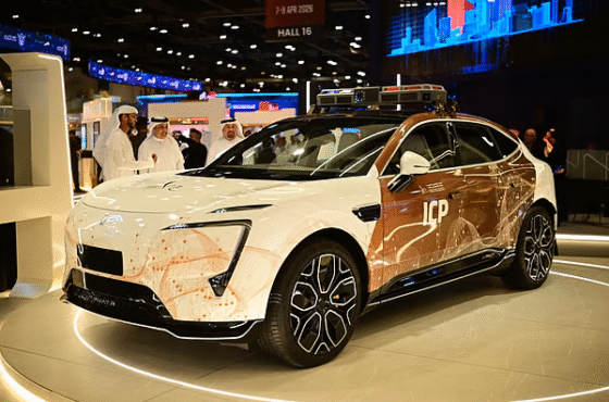 Policía de EAU desplegará vehículos inteligentes para detectar violaciones de visado.